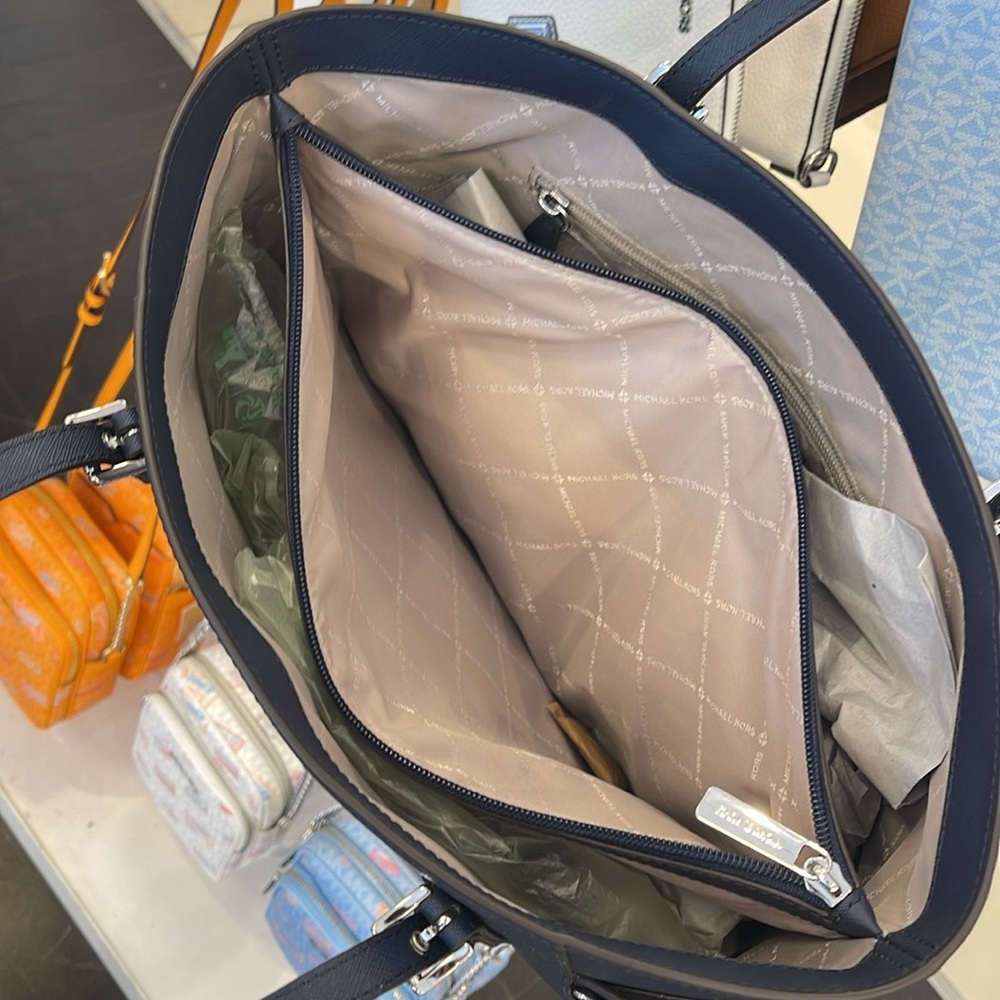 Michael Kors Voyager Large Saffiano Leather Tote Bag
Navy
NWT - Picture 12 of 16